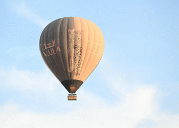 من فوق صحراء العُلا.. تجربة مناطيد تحلّق بك بين الجبال والتكوينات الصخرية الفريدة