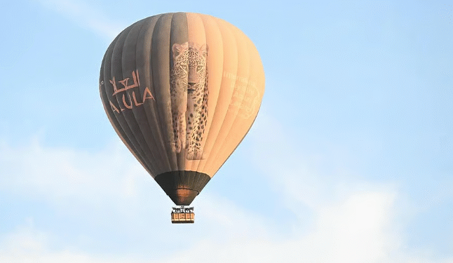 من فوق صحراء العُلا.. تجربة مناطيد تحلّق بك بين الجبال والتكوينات الصخرية الفريدة