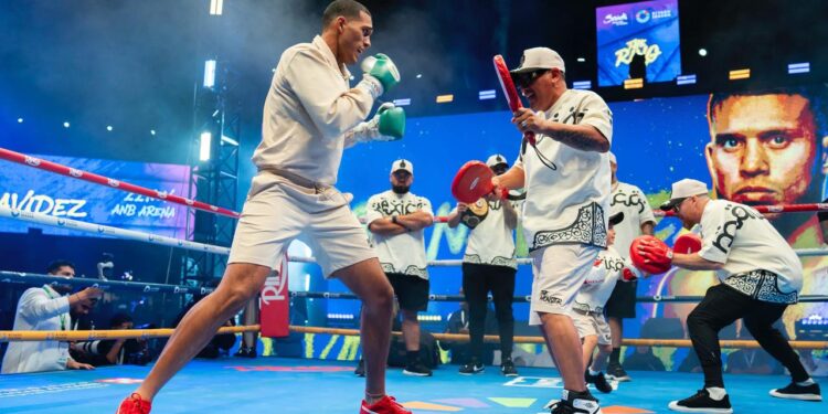 التدريبات المفتوحة لأبطال The Ring IV تشعل أجواء بوليفارد سيتي