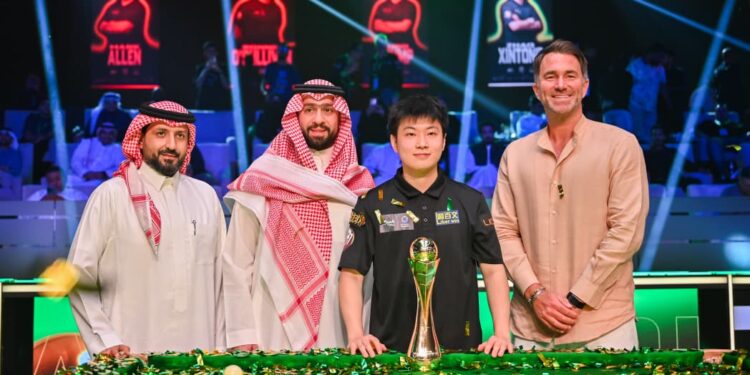 الصيني تشاو شينتونغ يتفوق على الأسترالي روبرتسون ويتوّج بلقب بطولة موسم الرياض للسنوكر 2025