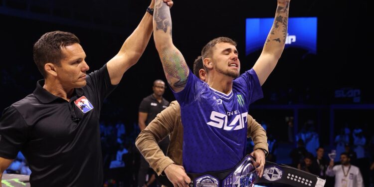 ضمن فاعليات موسم الرياض .. كول يونغ ينتزع لقب الوزن المتوسط من بلاكبيرن ويتوّج ببطولة “Power Slap 17” في الرياض