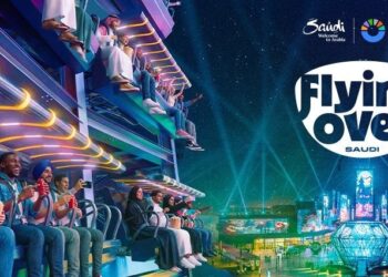 تأخذ التجربة الحاضرين في رحلة بصرية تمتد فوق تضاريس المملكة المتنوعة (موسم الرياض)