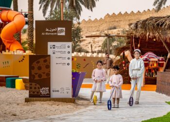 يُقدِّم برنامج "الحويّط" فضاءً فريدًا يمزج بين اللعب التفاعلي والمغامرة والتقاليد الأصيلة (موسم الدرعية)