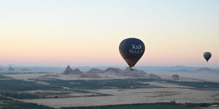 تُسهم رحلات المناطيد في إثراء تجربة الزائر وتنويع المنتج السياحي بالعلا (واس)