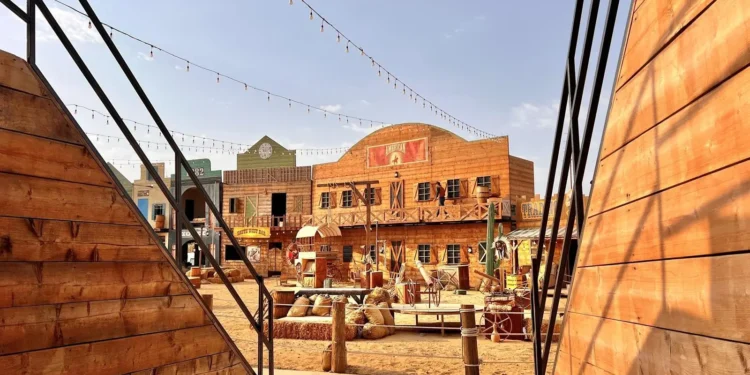 تتميز بلدة الجنوب الغربي الترفيهي "ساوث ويست" بالديكورات والتصاميم التقليدية (واس)