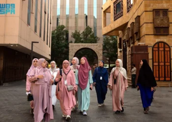 خاض الزوار في "جدة التاريخية" تجربة متكاملة ضمن "مسار الحج التاريخي" (واس)