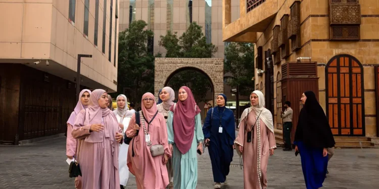 خاض الزوار في "جدة التاريخية" تجربة متكاملة ضمن "مسار الحج التاريخي" (واس)