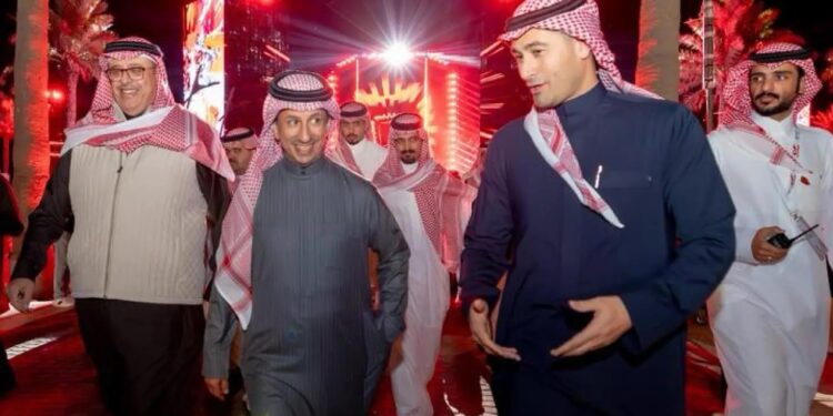 وزير السياحة أحمد الخطيب لدى زيارته فعاليات "موسم الخبر 2025" هذا الأسبوع (هيئة السياحة)