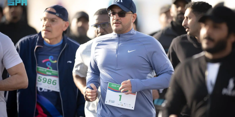 الأمير سعود بن طلال يتقدّم عدّائي سباق "الحسا تركض 2026" من المحترفين والهواة (واس)