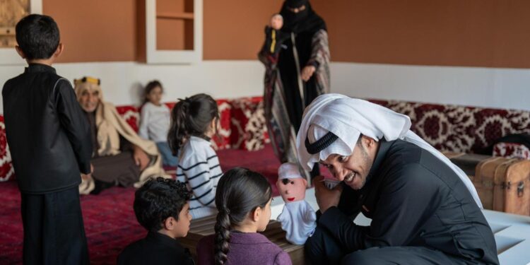 يثري برنامج "مسلّية" تجربة الزوار عبر التعريف بالتراث الثقافي غير المادي بطريقة عملية وممتعة (موسم الدرعية)