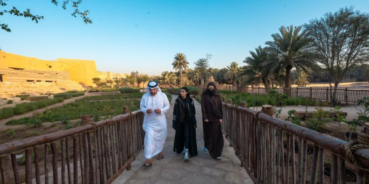 ممشاك في عزّك وملفاك.. تجربة تتيح لزوار “موسم الدرعية” اكتشاف تاريخ المكان وطبيعته