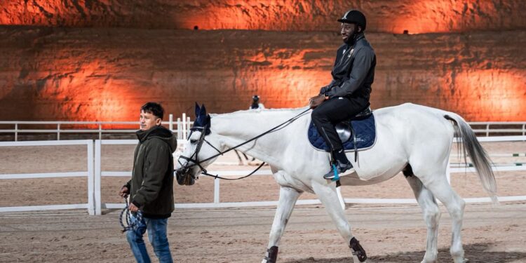 تتيح تجربة "الفارس" للزوار ركوب الخيل والرماية (موسم الدرعية)