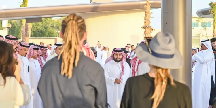 أمير منطقة جازان لدى تجوله على شاطئ "جيدانة" (واس)