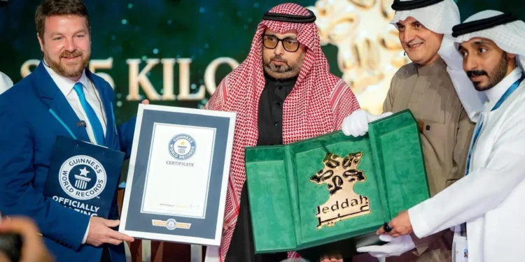 بلغ وزن أثقل درع لشعار مصنوع من الذهب في العالم 8.769 كيلوجرامات (واس)