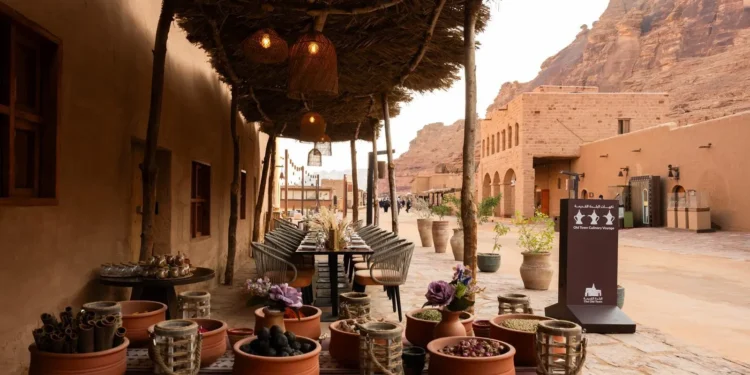 تجمع جولة "نكهات البلدة القديمة" بين سرد الحكايات التراثية وتذوّق النكهات الأصيلة في قلب البلدة القديمة (واس)