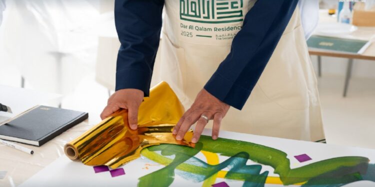 يتيح الأستديو للجمهور الاطلاع على نتاج أعمال الفنانين المقيمين (وزارة الثقافة)