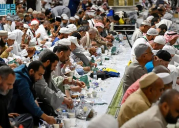 لحظات الإفطار في الحرم المكي.. مشهد إنساني يعكس عالمية المكان وقدسيته