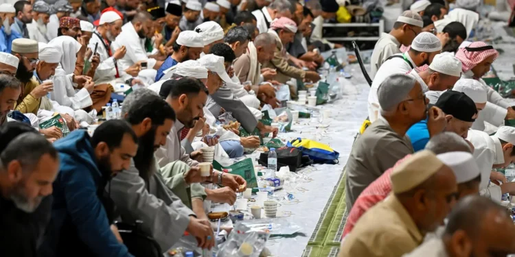 لحظات الإفطار في الحرم المكي.. مشهد إنساني يعكس عالمية المكان وقدسيته