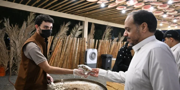 بسطات مكة.. مشهد موسمي يستحضر الذاكرة الشعبية في رمضان