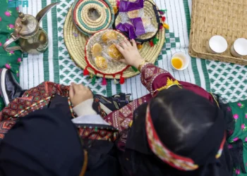أزياء الأطفال التراثية تزين ليالي رمضان في الحدود الشمالية