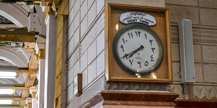 التوقيت الزوالي في المسجد النبوي.. امتداد تاريخي لعناية المسلمين بالمواقيت