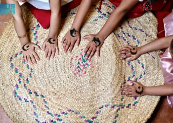 نقش الحناء في جازان.. عادة رمضانية تبهج أول تجربة لصيام الصغيرات