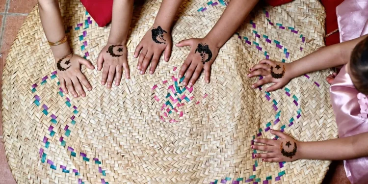 نقش الحناء في جازان.. عادة رمضانية تبهج أول تجربة لصيام الصغيرات