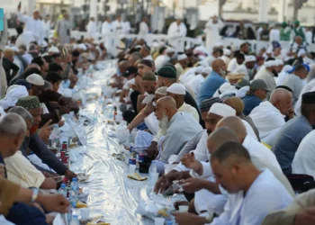 لحظات الإفطار في الحرم المكي.. مشهد إنساني يعكس عالمية المكان وقدسيته