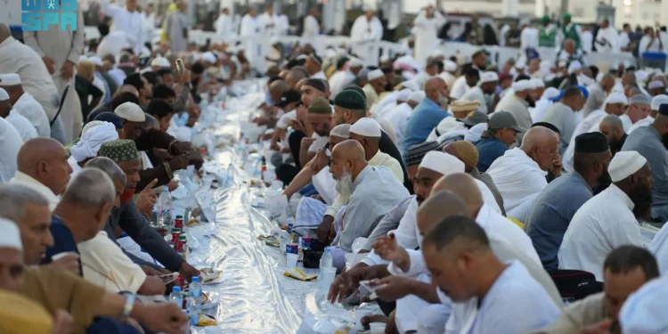 لحظات الإفطار في الحرم المكي.. مشهد إنساني يعكس عالمية المكان وقدسيته