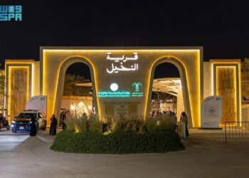 إقبال كبير على شراء أصناف التمور المتنوعة في “قرية النخيل”