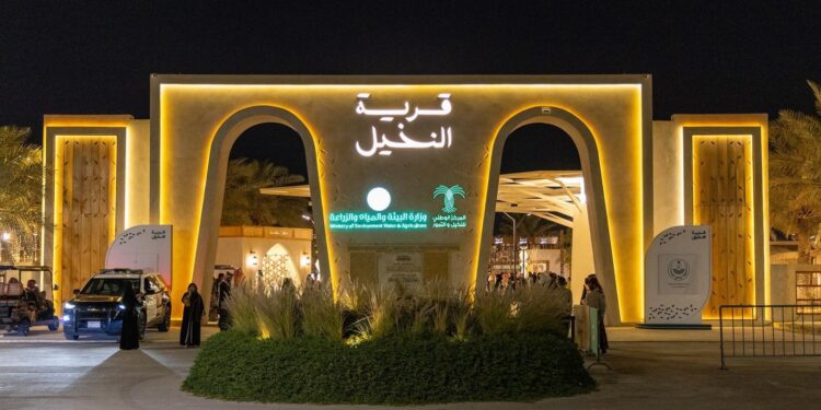 إقبال كبير على شراء أصناف التمور المتنوعة في “قرية النخيل”