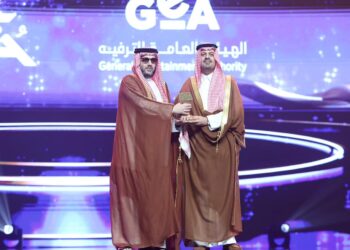 آل الشيخ يُتوَّج بـ”جائزة مكة للتميّز 2025″ عن مشروع “على خطاه”