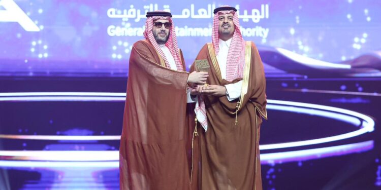 آل الشيخ يُتوَّج بـ”جائزة مكة للتميّز 2025″ عن مشروع “على خطاه”