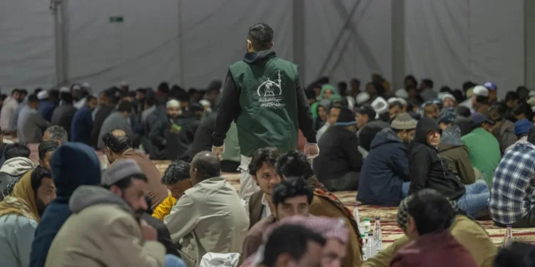 من الخيام إلى المطبخ الخيري.. 33 عامًا من العطاء بمشروع الإفطار في عرعر