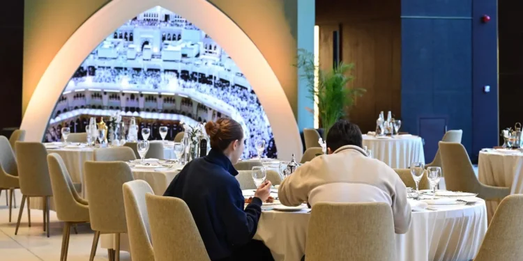 “هلال العلا” يقدّم تجربة رمضانية مختلفة داخل قاعة مرايا