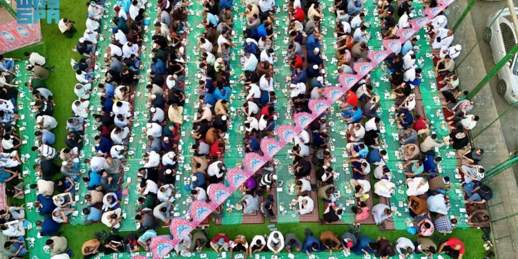 أحياء مكة.. مشاهد اجتماعية تجسد روح الإيثار في رمضان