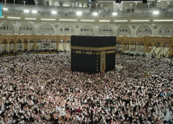 صحن المطاف.. مشهد تعبدي تتجلّى فيه عظمة المكان ووحدة القاصدين