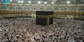 صحن المطاف.. مشهد تعبدي تتجلّى فيه عظمة المكان ووحدة القاصدين