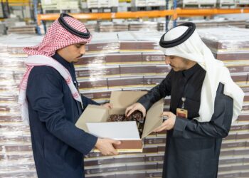 الدرعية تسلّم “مركز الملك سلمان للإغاثة” 122 طناً من التمور للمحتاجين