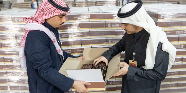 الدرعية تسلّم “مركز الملك سلمان للإغاثة” 122 طناً من التمور للمحتاجين