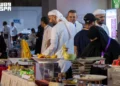 الحجاج يحتفون بعيد الأضحى في منى بأزيائهم التقليدية ولهجاتهم المتنوعة