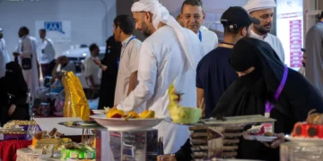 الحجاج يحتفون بعيد الأضحى في منى بأزيائهم التقليدية ولهجاتهم المتنوعة