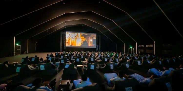 “سينما القطيف”.. تجربة ترفيهية تجمع الأفلام وأجواء البحر