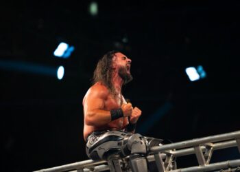سامي زين يتوج بلقب WWE بلا منازع في ليلة تاريخية بالرياض