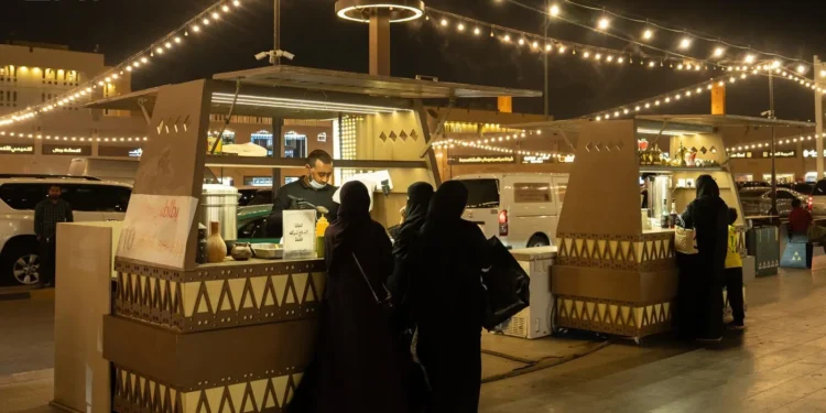 أكشاك القيصرية تثري تجربة زوار أسواق الديرة في الرياض
