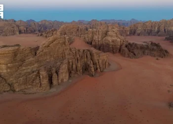 جبال غرب تبوك.. تكوينات صخرية شاهقة ورمال حمراء ترسم مشهدًا طبيعيًا فريدًا