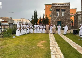 “العرضة الجنوبية” تحتفي بزوار دار عوضة التراثية في صيف الباحة