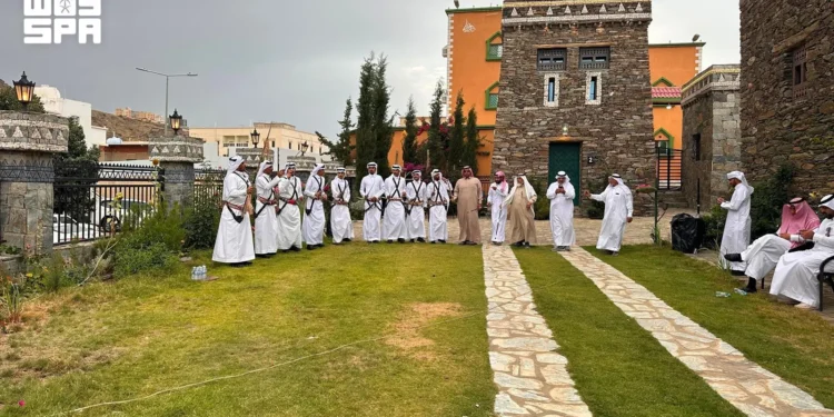 “العرضة الجنوبية” تحتفي بزوار دار عوضة التراثية في صيف الباحة