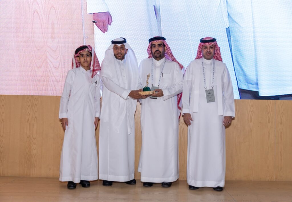 الدكتور فهد العرابي الحارثي والإعلامي علي العلياني يكرمان الفائز بالمركز الاول الشاعر جعفر القحطاني